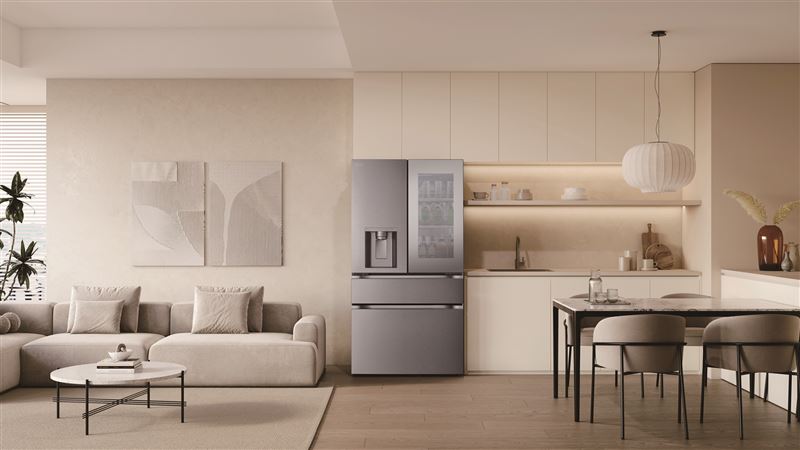 LG InstaView 敲敲看門中門只需輕敲兩下,即可查看冰箱內部,減少頻繁開門的冷流散失。(圖/品牌業者提供)