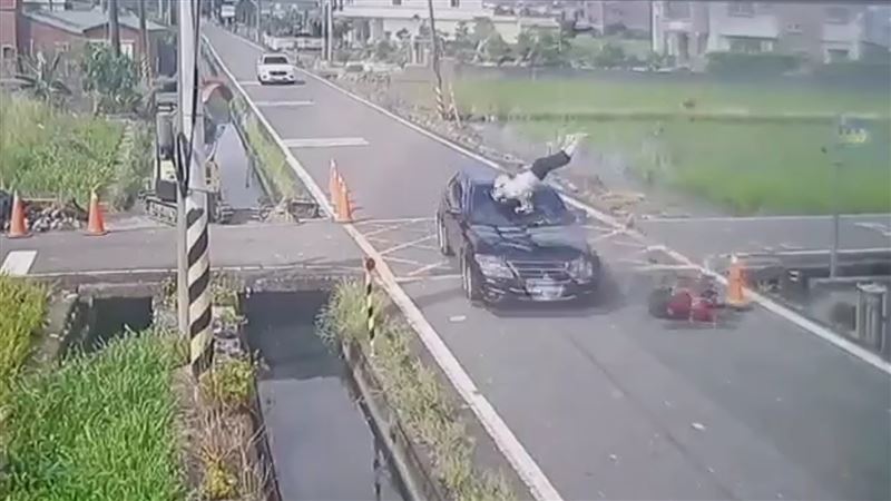 騎士被撞飛墜落溝渠,情況危急。(圖/翻攝畫面)