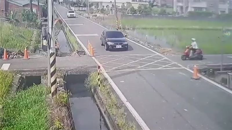 男子騎機車行經雪隧路巷口時,與主線道一輛汽車發生碰撞。(圖/翻攝畫面)
