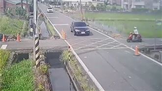 騎士被撞墜溝　工人秒跳水救人暖心畫面曝