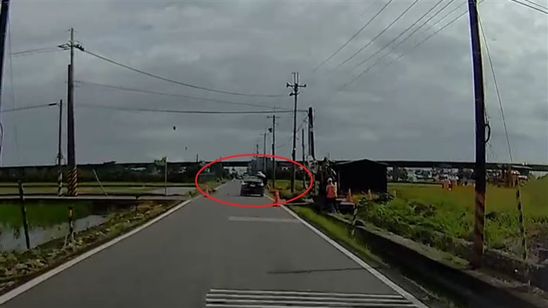 男子騎機車行經雪隧路巷口時,與主線道一輛汽車發生碰撞,騎士被撞飛墜落溝渠。(圖/翻攝畫面)