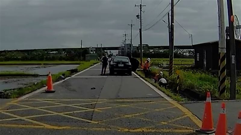 3名在現場施工的工人見狀立即飛奔前往救援,直接跳進水溝救人。(圖/翻攝畫面)