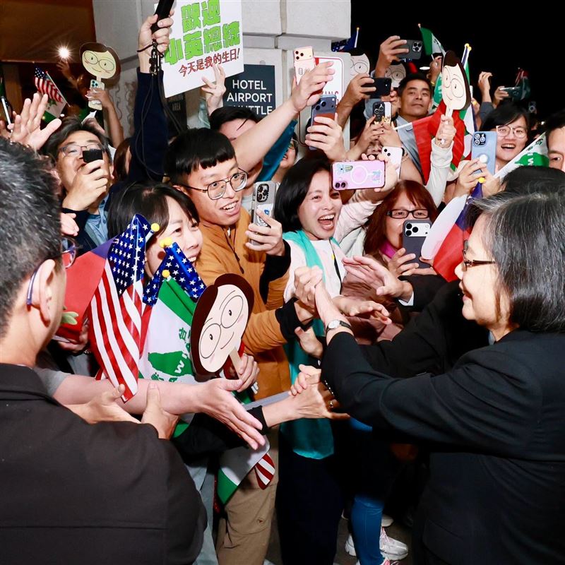 前總統蔡英文卸任後首度訪美,許多僑胞熱情前往接機(圖/翻攝自蔡英文臉書)