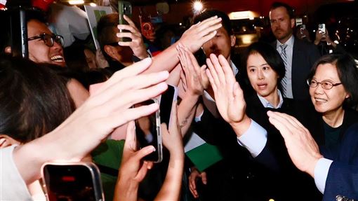 蔡英文抵加州報平安　台胞熱情接機畫面曝