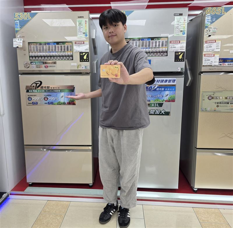 「台新燦坤聯名卡」專屬優惠,買SAMPO 530公升玻璃三門變頻冰箱(琉璃金,原會員價33,900元) 享限時聯名卡優惠價28,900元,現省5千。(圖/品牌業者提供)