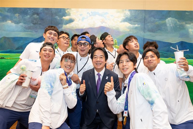 總統賴清德接見我國參加「2026年第20屆愛知名古屋亞洲運動會」代表團,與選手互動熱絡(圖/總統府提供)