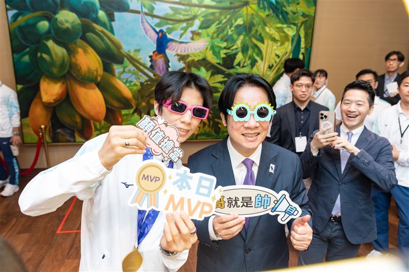 賴清德戴上造型墨鏡、拿起「哥就是帥」的手舉牌，與林郁婷大玩拍貼機（圖／總統府提供）
