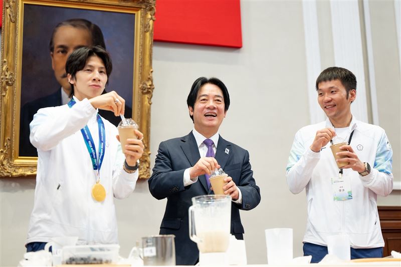 賴清德與李洋、林郁婷體驗高蛋白珍奶DIY(圖/總統府提供)