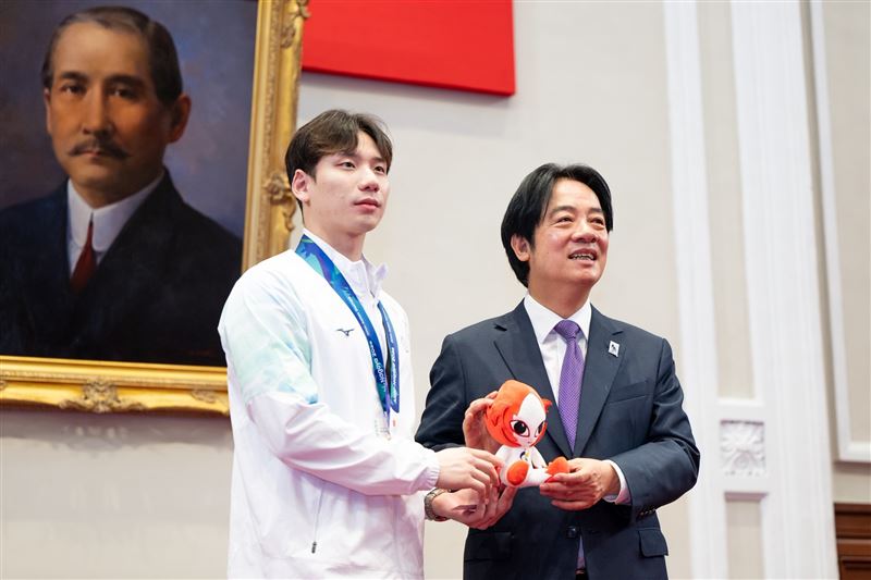 賴清德接見愛知名古屋亞運代表團,游泳金牌選手王冠閎回贈吉祥物(圖/總統府提供)