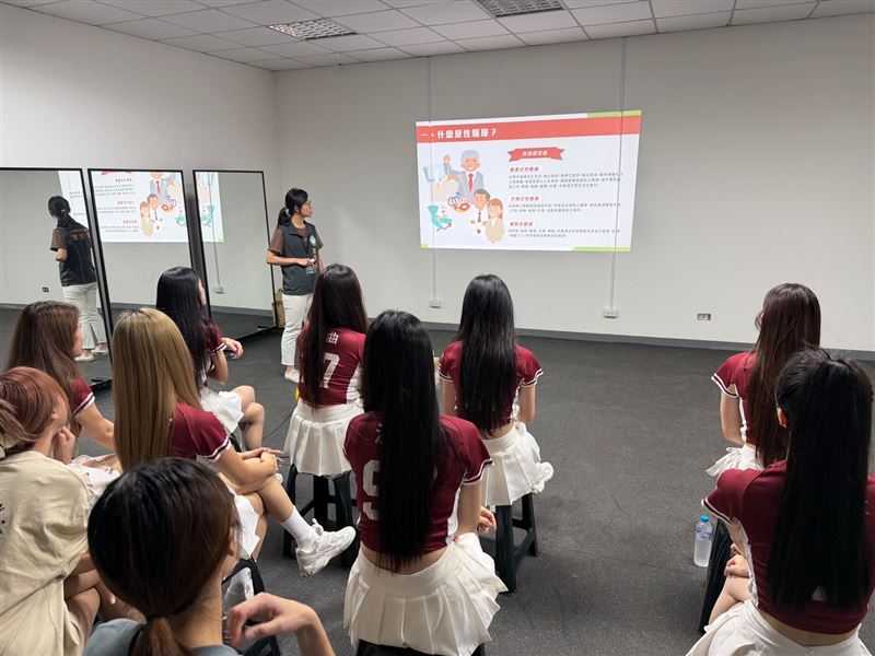保護樂天女孩　中壢警挺進練舞室現身宣導防性騷、跟騷