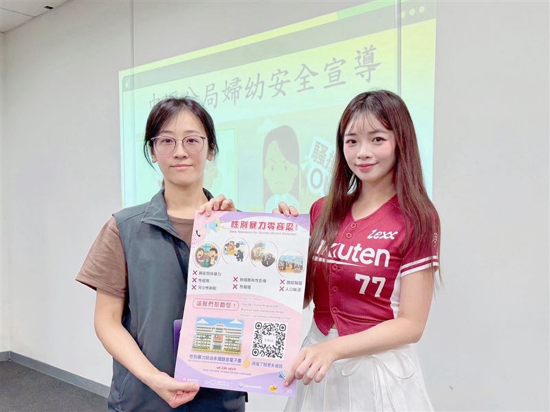 樂天女孩曲曲（右）參加宣導