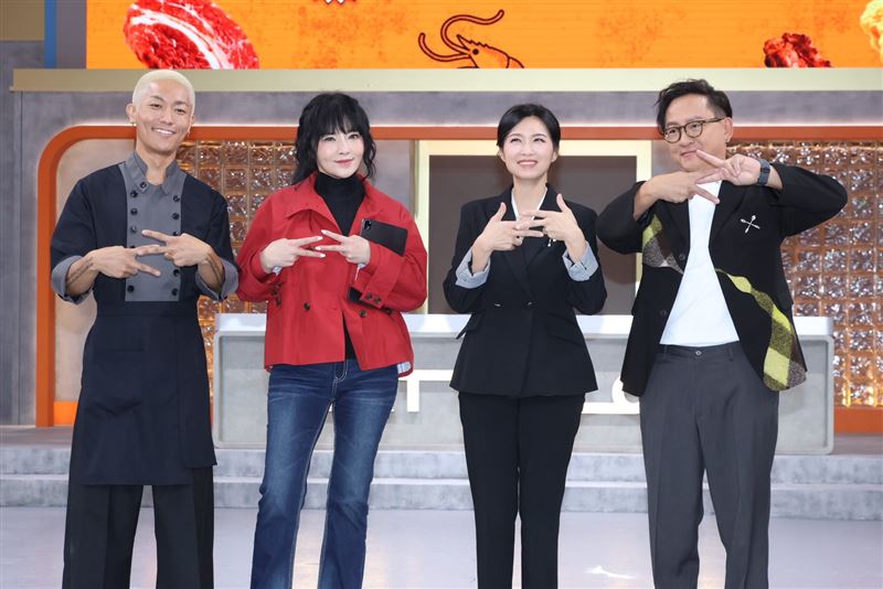 少年導師張楷奕（左起）、唐綺陽、陳嵐舒跟詹姆士出席新料理選秀節目記者會。(圖／記者鄭孟晃攝影）
