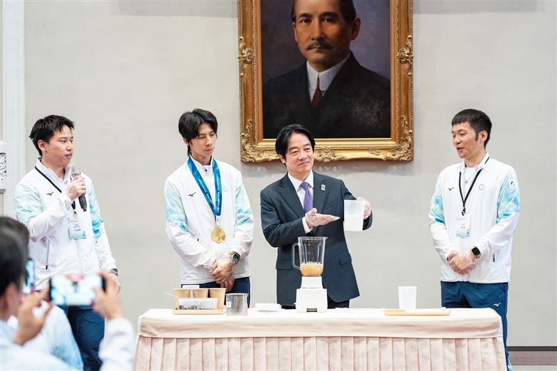 賴清德與李洋、林郁婷體驗製作、品嚐高蛋白珍奶（圖／總統府提供）
