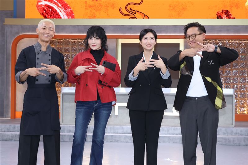 少年導師張楷奕(左起)、唐綺陽、陳嵐舒跟詹姆士出席新料理選秀節目記者會。(圖/記者鄭孟晃攝影)