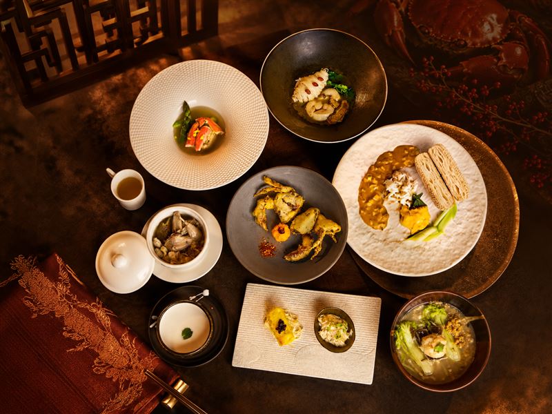 海峽會台粵中餐推出期間限定《序・蟹》蟹宴,選用紅蟳、三點蟹、北海道松葉蟹、鱈場蟹與軟殼蟹五款蟹材入饌。(圖/品牌業者提供)