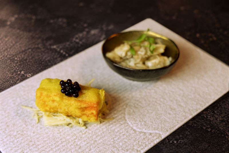 「紅蟳糕・茉莉蟹凍」承襲南台灣經典紅蟳糕,酥香豐潤;搭配茉莉蟹凍,清雅花香襯出蟹肉鮮甜。(圖/品牌業者提供)