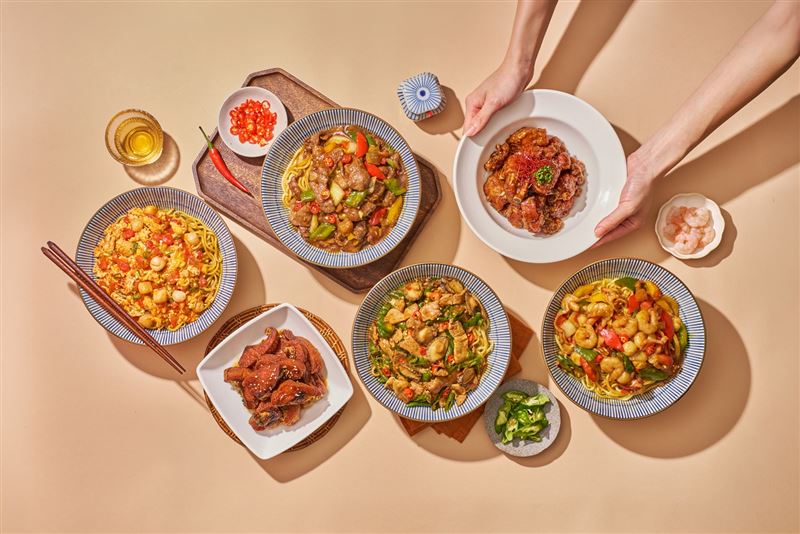 「炒湘湘」全新新菜「湘湘澆頭麵」開拌。(圖/品牌業者提供)