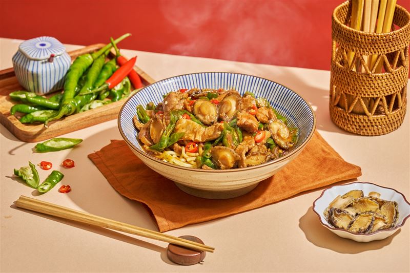 湘鮑炒肉澆頭麵。(圖/品牌業者提供)