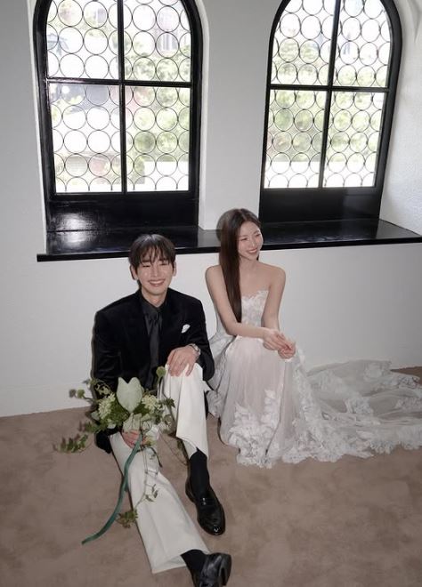 宋智浩、金素裡婚紗照公開。(圖/翻攝自IG @aalia_official_ )