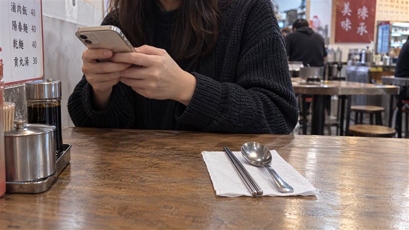 不少台灣人到外面吃飯,都會用衛生紙墊著餐具。(示意圖/AI生成)