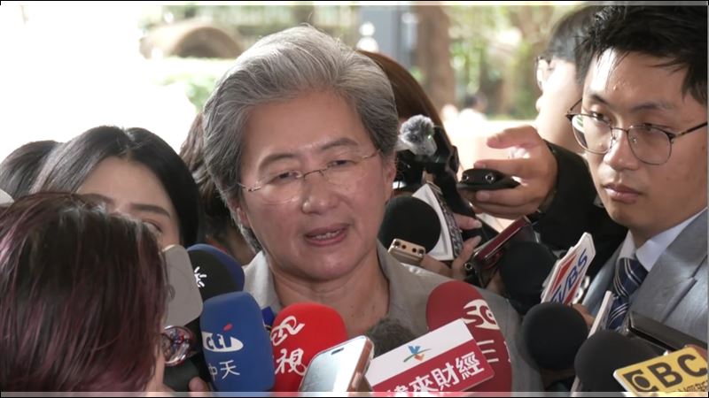 AMD執行長蘇姿丰今（6）日快閃訪台，強調台灣對全球半導體供應鏈至關重要，並直言在AI強勁需求帶動下，記憶體市場確實處於供不應求狀態。（圖／三立iNews）
