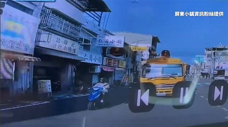 屏東一名陳姓婦人與資源回收車發生碰撞,驚悚撞擊瞬間曝光。(圖/屏東小鎮資訊提供)