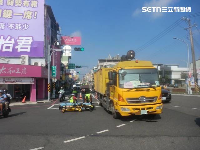 陳姓婦人連人待車倒地,經救護車送醫後仍陷入昏迷,轉院高雄長庚救治中。(圖/翻攝畫面)