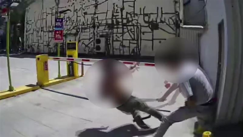 花蓮市鬧區3日發生砍人事件,黃姓男子遭天道盟太陽會成員持刀追砍圍毆。(圖/翻攝畫面)