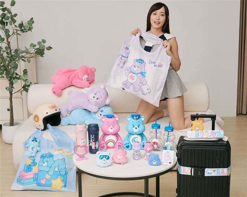 超高人氣的彩虹熊Care Bears全新機長、空服員系列限定週邊於10月14日起精品集點活動全新登場。(圖/品牌業者提供)