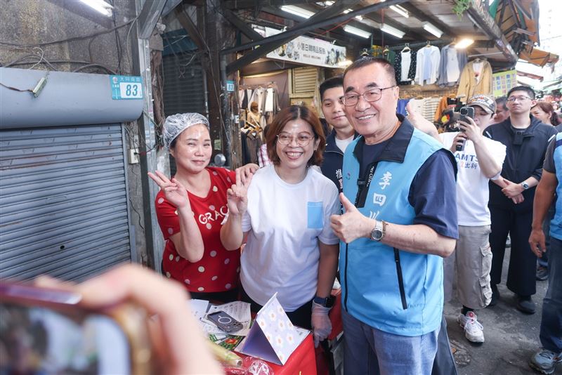 李四川赴三重大同南路市場掃街,秒變「粉絲簽名會」人氣超旺