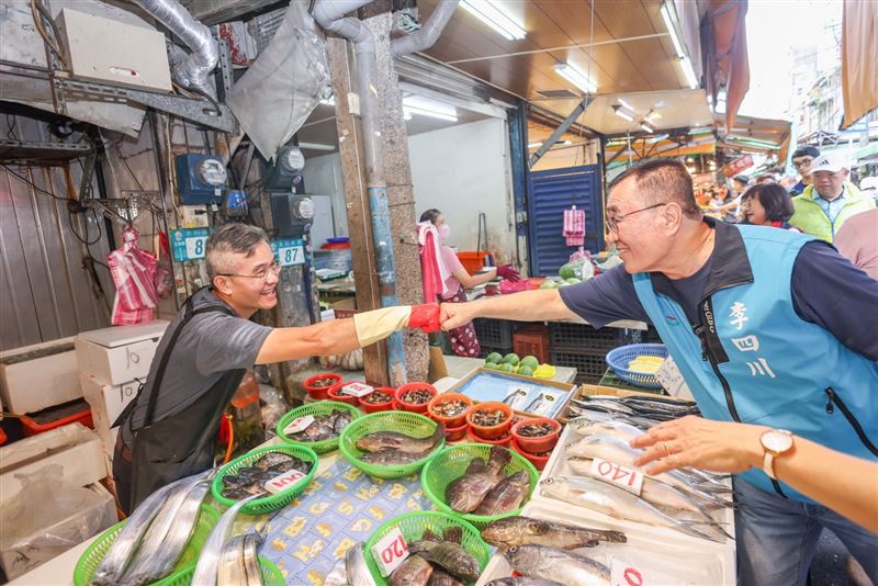 李四川赴三重大同南路市場掃街,秒變「粉絲簽名會」人氣超旺