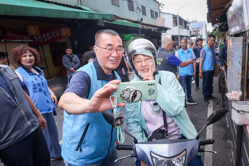 李四川赴三重大同南路市場掃街,秒變「粉絲簽名會」人氣超旺