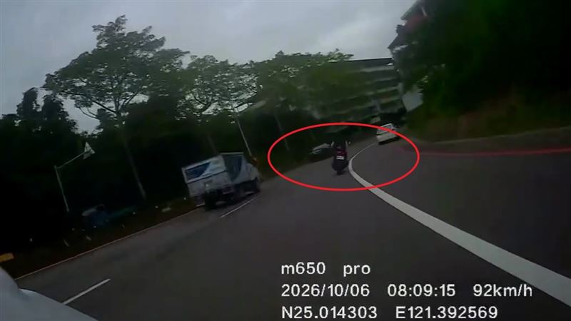 王姓男大生騎車高速過彎。(圖/網友chang__1010授權提供)