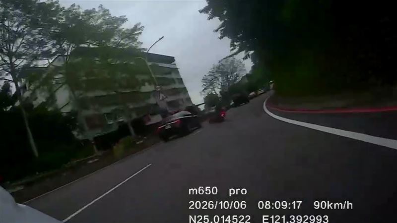 王姓男大生騎車經過該路段時,疑因高速過彎失控,導致人車外拋摔在內側車道。(圖/網友chang__1010授權提供)