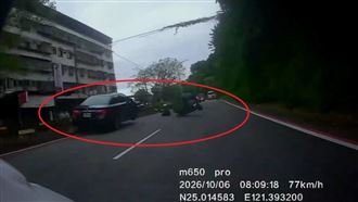 男大生騎車失控外拋遭輾撞　驚悚影片曝光