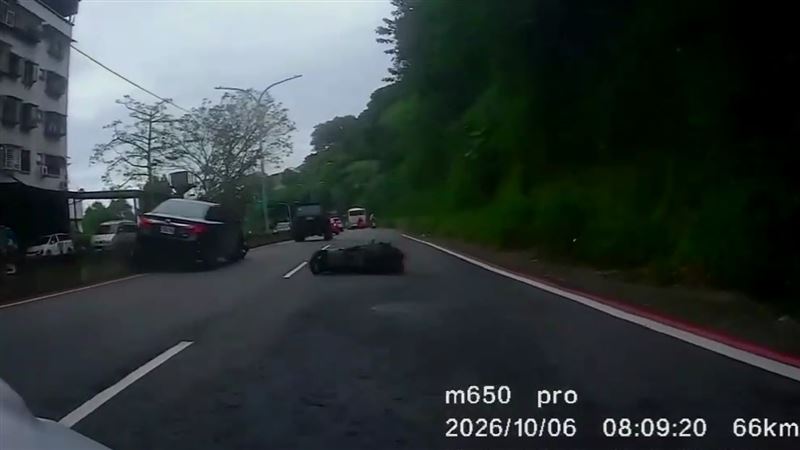 黑色自小客車推撞輾過男騎士。(圖/網友chang__1010授權提供)