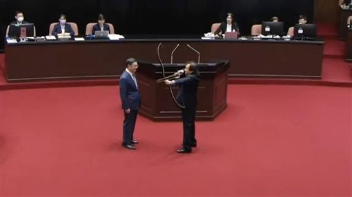 王世堅質詢「送弓箭」！卓榮泰這麼說