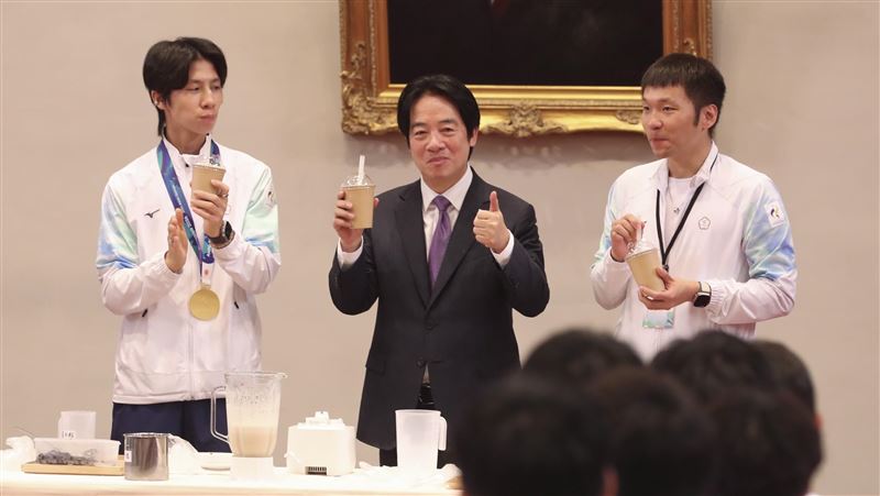 賴總統接見亞運代表團　一起喝高蛋白珍奶