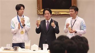 賴總統接見亞運代表團　一起喝高蛋白珍奶