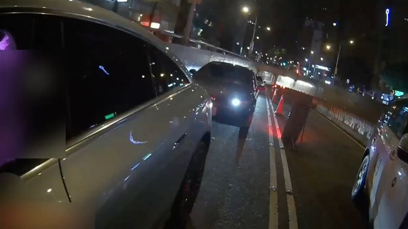 台北市信義區基隆路、松隆路口4日凌晨一名陳姓男子酒駕拒檢,倒退狂撞3車。(圖/翻攝畫面)