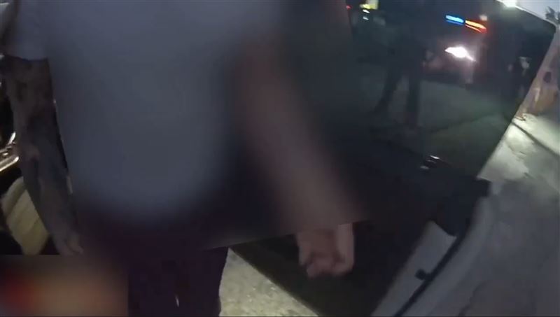 警方於松勤街逮到陳男,駕駛座竟換成陳男的女友。(圖/翻攝畫面)