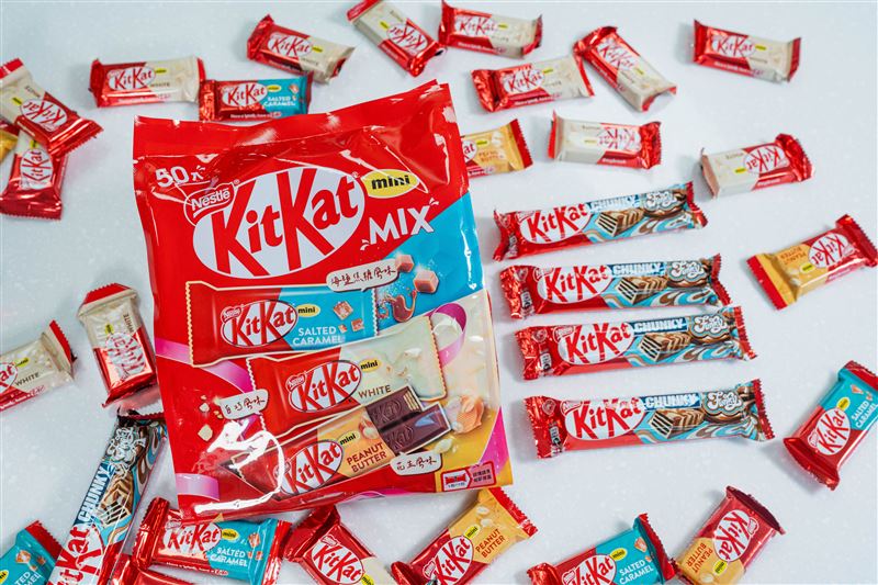 雀巢KitKat今年秋季推出兩款新品「KitKat黑白巧風味奇趣威化」與「KitKat迷你威化繽紛組」。（圖／品牌業者提供）