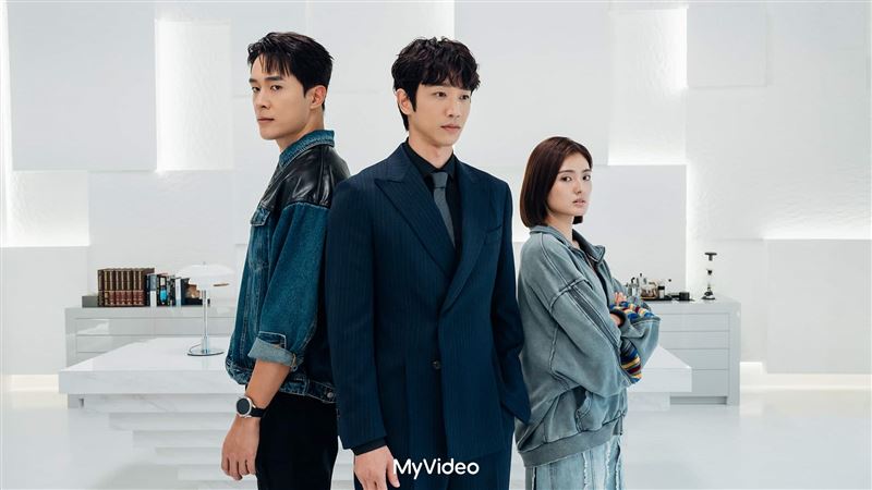 劉以豪(中)、鄧偉德(左)與洪凌(右)主演新加坡犯罪懸疑劇《神之手》。(圖/台灣大哥大MyVideo提供)