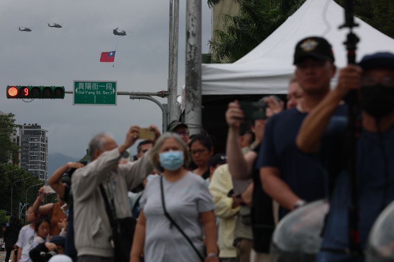 中華民國115年國慶大會預演活動6日舉行,CH-47SD契努克運輸直升機吊掛巨幅中華民國國旗進場,國慶大會當天,將於國歌演唱時飛越總統府前上空。(圖/中央社)
