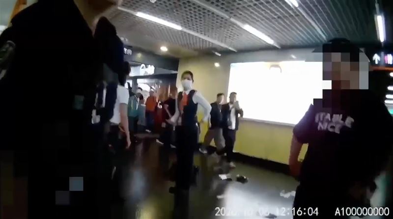 林姓員警(右)向鐵警表明自己在板橋分局偵查隊,發現葉男異狀後當場撲上去。(圖/翻攝畫面)