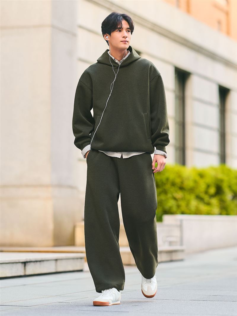 男女適穿寬版休閒連帽上衣10/9-10/15期間限定優惠NT$990。(圖/品牌業者提供)