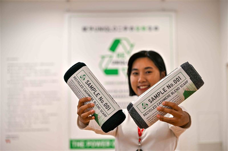 帶著UNIQLO舊衣至全台UNIQLO店舖參與服裝回收並完成登記,有機會抽中限量UNIQLO再生喀什米爾混紡圍巾乙條。(圖/品牌業者提供)