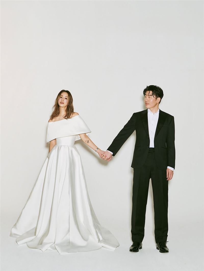莫允雯正式升格人妻,兩人已於9月完成結婚登記。(圖/翻攝自IG @xtina0505)