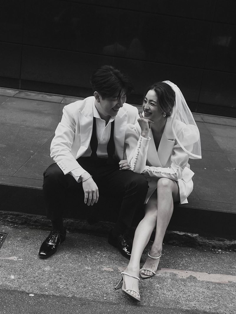 莫允雯婚紗走帥氣酷辣路線。(圖/翻攝自IG @xtina0505)