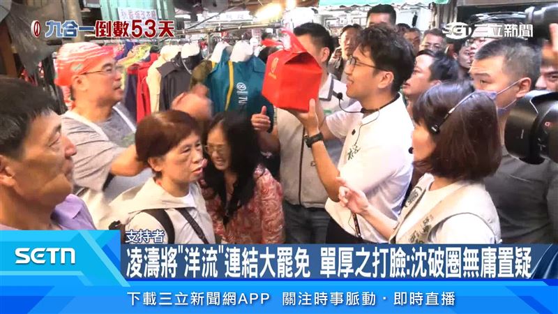 民進黨台北市長參選人沈伯洋木柵市場掃街,被民眾送雞精